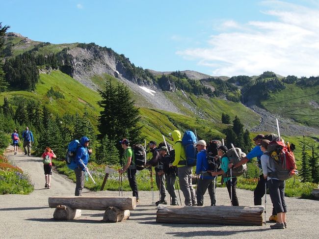 ガイド付きの重装備の登山者達。