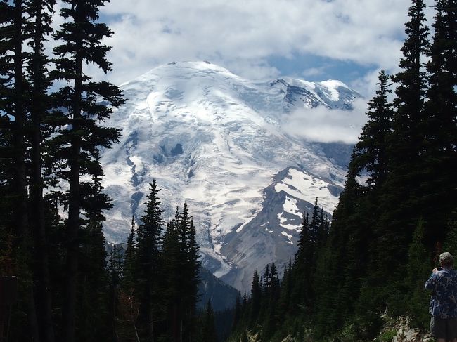 Sunrise Villageへ向かう途中のまた違った顔を見せるMt.Rainier