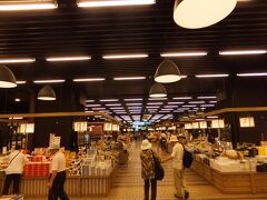 越後湯沢駅に到着しました。駅の改札を出ると広いスペースいっぱいに売り場が広がっています。