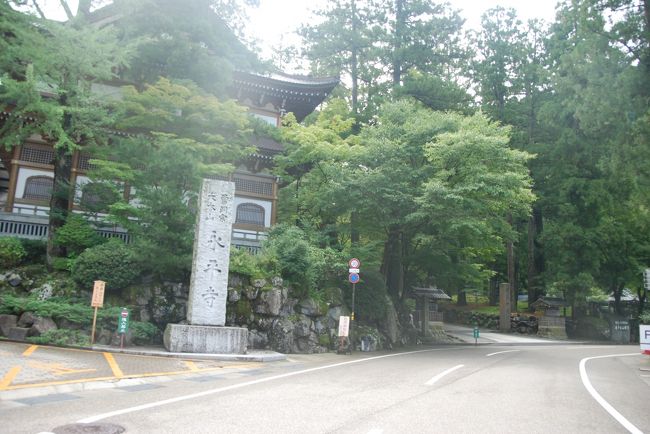 永平寺、曹洞宗の大本山であり、道元禅師が770年前の寛元2年(1244)に開山された日本屈指の巨刹。<br />三方を山に囲まれた永平寺川の清流に枕し、老樹巨木の間に70余の建物が隠見します。<br />
