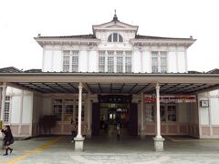 「ＪＲ日光駅」

明治23年開業後、大正元年（1912年）に、
現在の2階建てに改築された当時のままの
貴重な駅舎だそうです。とっても素敵な駅舎。