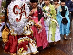 【ブエノスアイレスでボリビア・カーニバル】

これは、ペルーの…クスコにいる方々か...ボリビア系の方々ですか？
