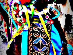【ブエノスアイレスでボリビア・カーニバル】

男性も女性も、綺麗で、派手な織物で、着飾られています。