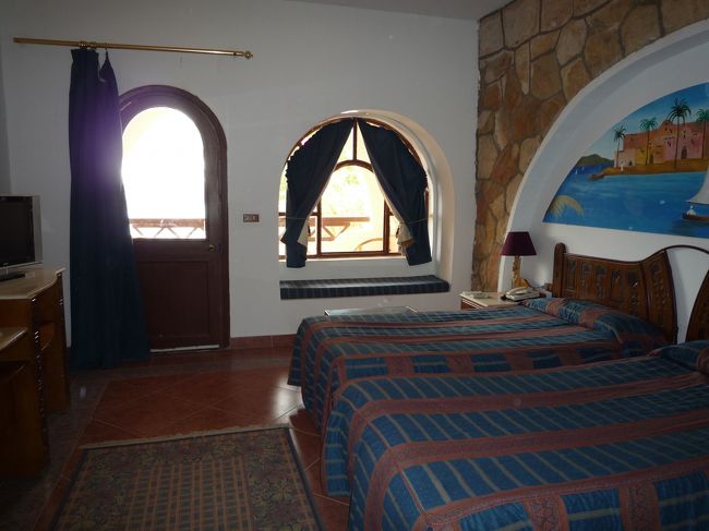 お部屋の中。可愛らしいホテルではあるけれど設備古め。エアコンの水滴？だと思うけど床が水浸しに(^_^;)