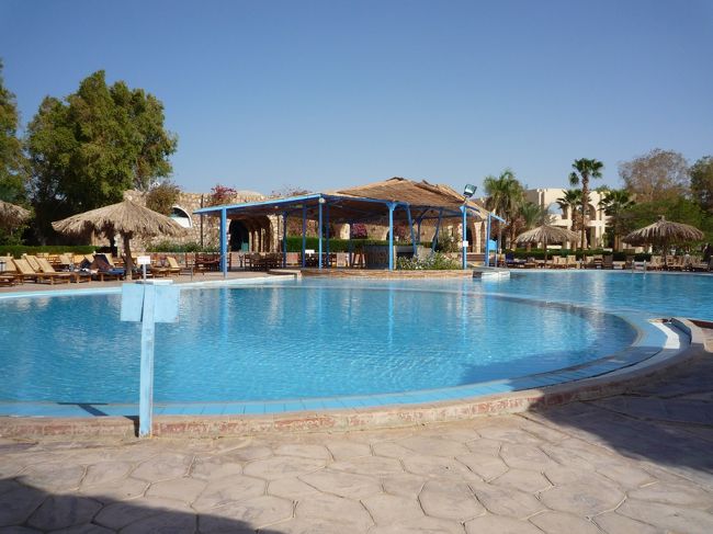 神殿観に行く前にプールでひと泳ぎ♪おそらく気温40度ぐらい。貸切気分を味わえました（笑）