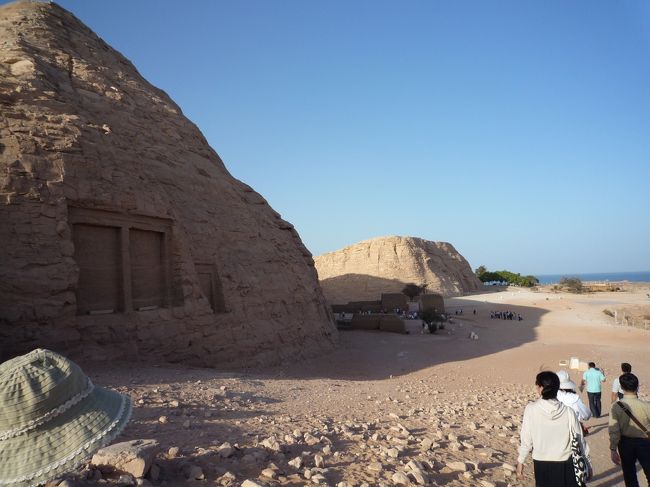 アブシンベル神殿観にいきます。ホテルからは近かった。
