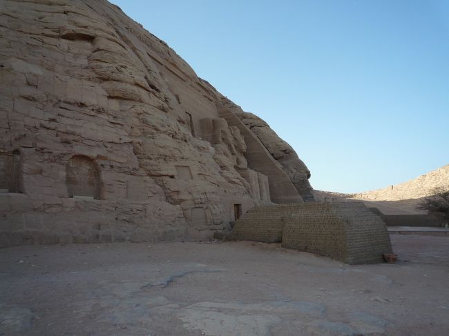 神殿裏から横を歩いていきますのでだんだん見えてくる感じ。