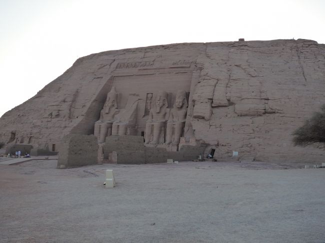 大神殿に向かって右側に小神殿があります。