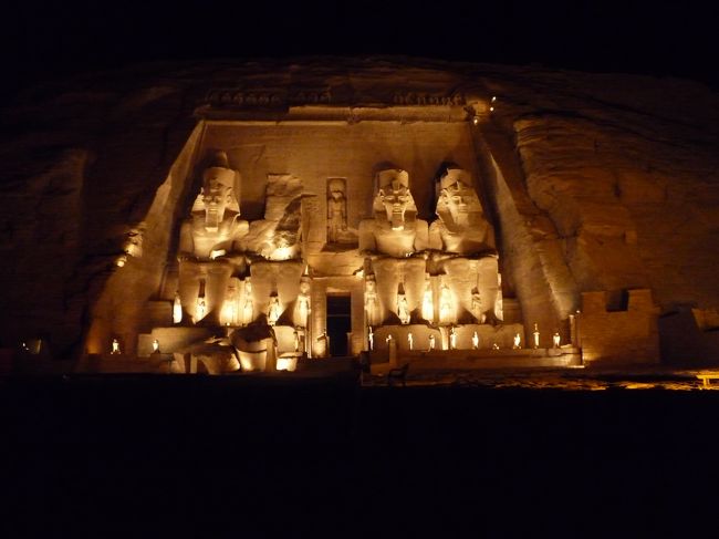 音と光の幻想ショー見学。大神殿、大神殿、小神殿に映像を映してが進みます。この日のショーは日本語でラッキーでした。（日によって違うそう）<br />