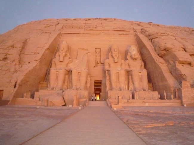 朝の神殿。ピンクに染まり昼、夜とはまた違いきれい(*^_^*)