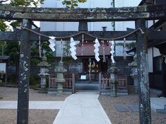 先日、疲れ切ってしまって前を通りながらも寄らなかった御釜神社です。

今日は寄ってみましょう！

小さな神社です。

御釜神社は、鹽竈神社の末社で、藻塩焼の神事が行われる神社です。