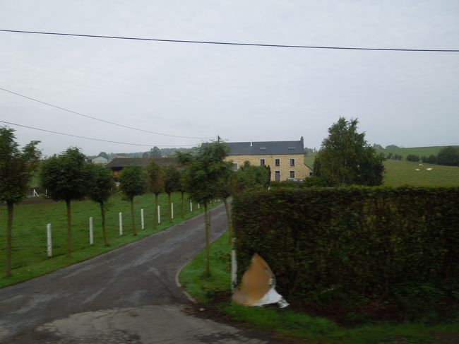 車窓を楽しみます。<br />あまり良いお天気ではないですが・・・。