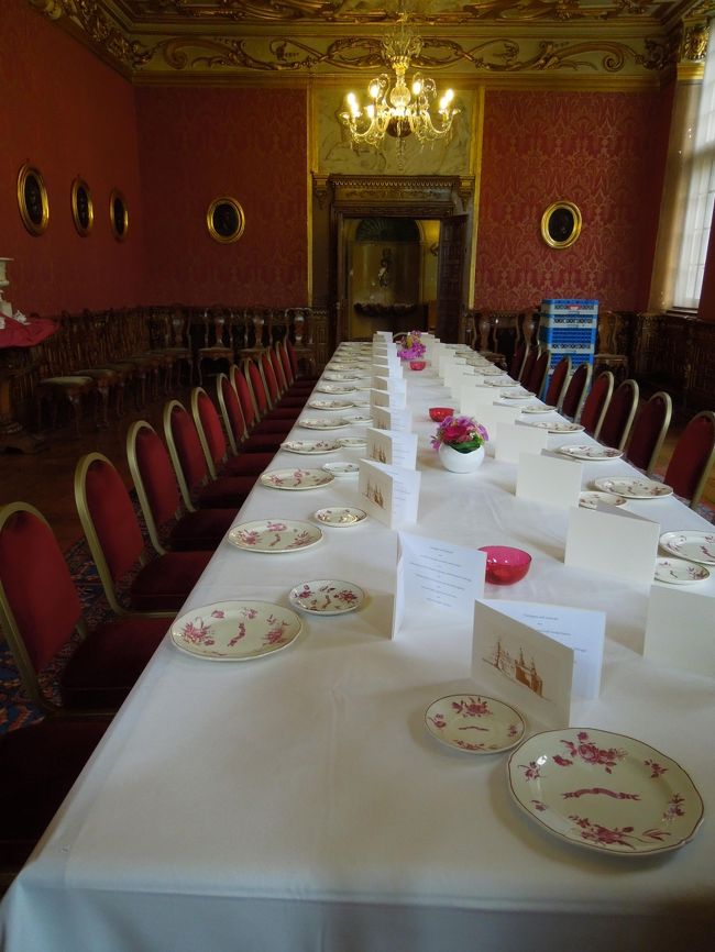 私が伺った時は、この古城で結婚式？披露宴が行われる予定となっていたので、このような食器類が並んでありました。