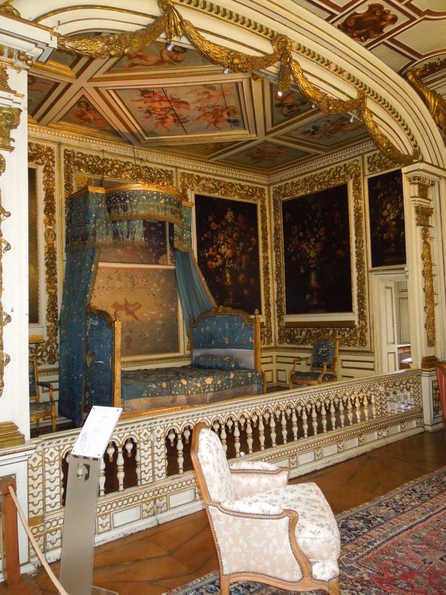 昔の人は座って寝ていたそうで、なのでベットが小さいのだそうです。