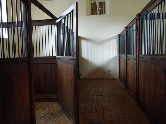 今は使われてはいませんが、馬小屋もあります。<br /><br />アルデンヌの古城を後にし、世界一小さな街デュルビュイへ行き、ディナンへ行きました。<br />残念ながら、デジカメの電池が切れると言うアクシデントに見舞われ、写真がない・・・・。<br />昨日、きちんと確認をしていれば良かったと、悔やまれます（泣）