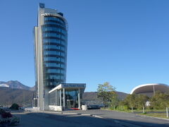 今日は快晴。ロフォーテン諸島での風景に期待できそうです！

青空と氷河を背景にそびえ立つリカ・ホテルも記念撮影しておきます。