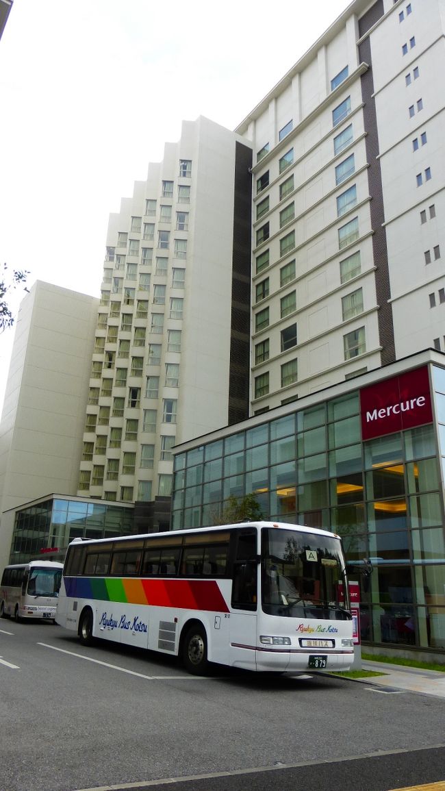 メルキュールホテル沖縄那覇の建物です。<br />↓↓<br />http://mercureokinawanaha.jp/<br /><br />外国人団体客らしき人が物凄く多かったです。