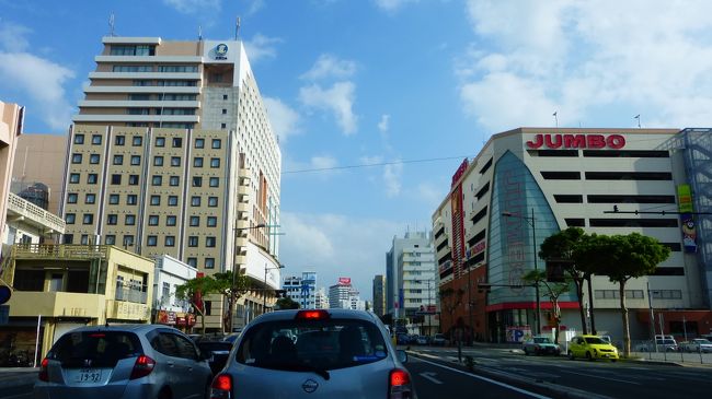 泊まっていた、チューンホテル那覇沖縄前を通り過ぎました。<br />↓↓<br />http://www.tunehotels.com/jp/jp/our-hotels/naha-okinawa/<br /><br />左先にとまりんの建物が見えています。