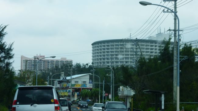 沖縄かりゆしビーチリゾート・オーシャンスパ（右）と、<br />↓↓<br />http://www.kariyushi-oceanspa.jp/<br /><br />沖縄マリオットリゾートホテル＆スパ（左）が見えています。<br />↓↓<br />http://www.marriott.co.jp/hotels/travel/okamc-okinawa-marriott-resort-and-spa/