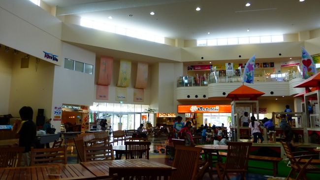 その後、沖縄アウトレットモールあしびなー前にあるショッピングセンター（ＴＯＭＩＴＯＮ）内のフードコートにやって来ました。<br />↓↓<br />http://www.ashibinaa.com/<br /><br />ＴＯＭＩＴＯＮ<br />↓↓<br />http://www.tomiton.jp/