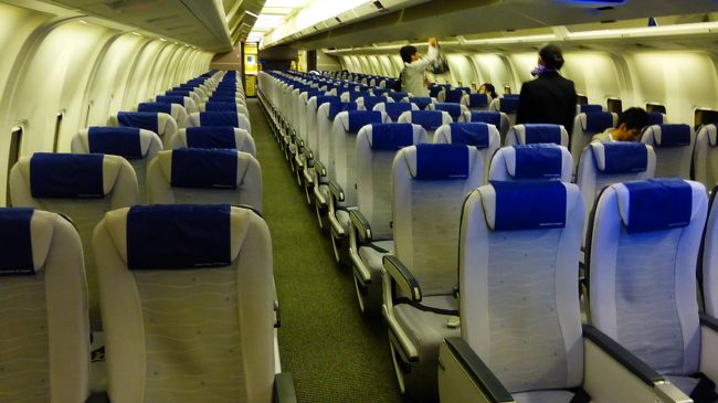 復路の機材も、Ｂ７６７−３００です。<br /><br />復路便の搭乗率は、土曜日の夜便って事もあり、約４０％だったと思います。