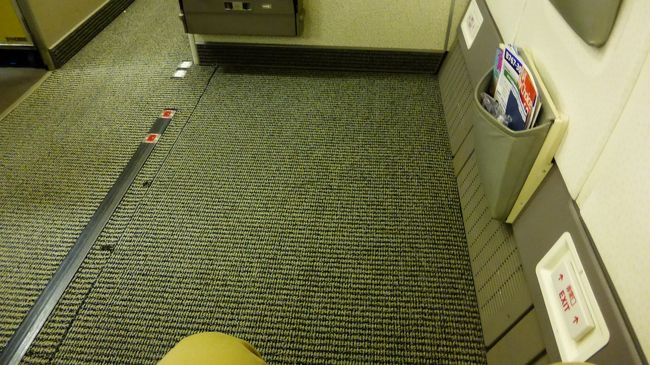 非常口席なので足元が広くて楽です。