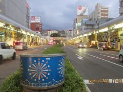 長岡駅前の交差点にあった、花火をモチーフにした中央分離帯。さすが花火の長岡だ。