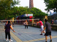 ほどなく軍事博物館が見えてきた。
前回はここまで来るのにも苦労したが、今日はあっという間にたどり着いた。
歩道ではバドミントンをやっている。