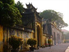 歩道から城門を覗き見る。