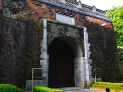 パンディンプン通りの交差点を右に曲がると正北門が見えてくる。旧ハノイ城の城門のひとつで１８０５年に建てられたそうだ。門の左壁には砲弾跡のような大きな窪みが見られた。こげ茶色の木の扉が重厚。