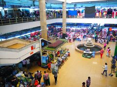 ドンスアン市場の二階にあてもなく上がってみる。