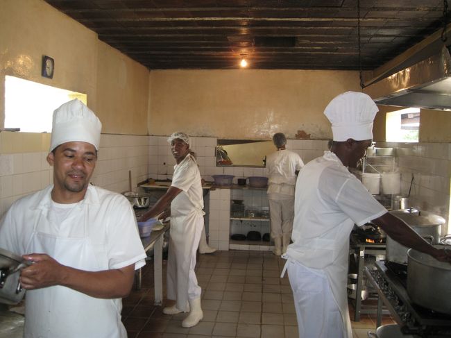 キッチン<br /><br />　全体で約２０名が働く