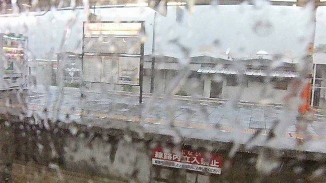 まさに台風の急接近中の関東を抜け、いざ福島へ。<br />しかし電車から見える景色はこんなんばっかなんだ。<br />あ〜そうか。<br />台風といい感じでもって併走しちゃってたんだ。