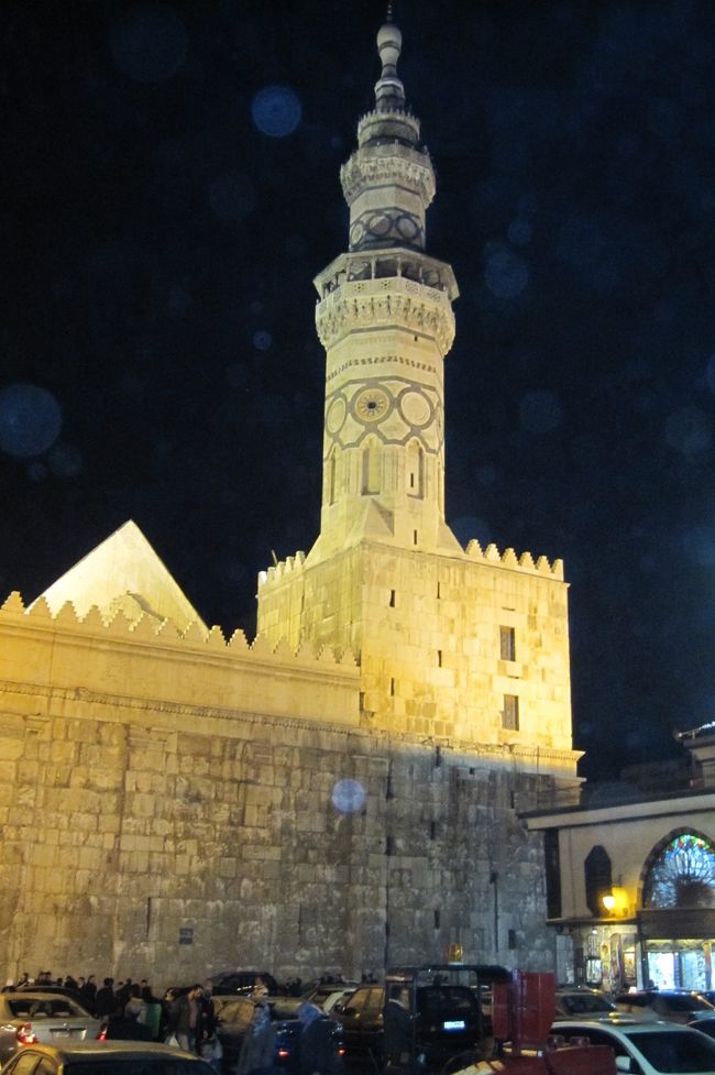 ライトアップされたウマイヤド・モスクの尖塔の光景です。8世紀初頭に建設された、世界最古のモスクのミナレットです。