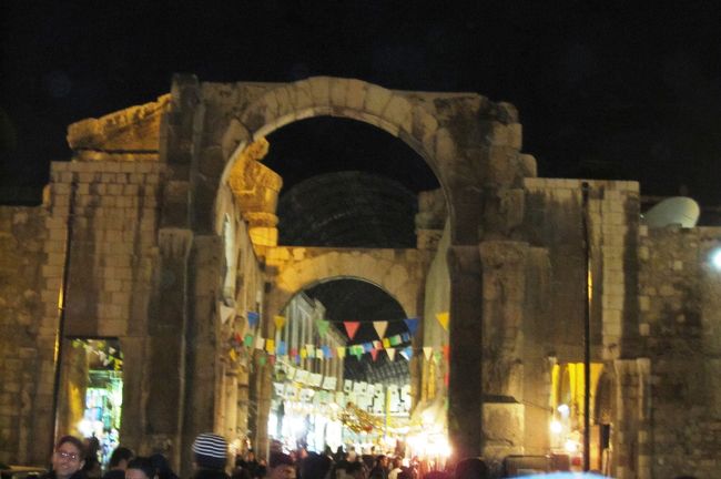 ウマイヤド・モスクの周りには古代ローマ時代の創建と思われる遺跡が残されていました。このアーチ門もその1つのようです。