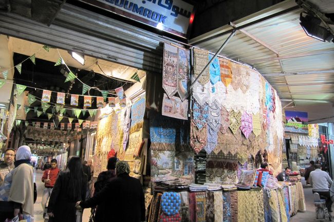 翌日、ウマイヤド・モスクに入場しての見学がありますので、こんばんは外周りだけの見学にしました。商店街に戻っての撮影です。