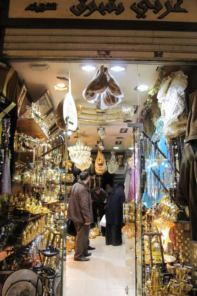 同じく、商店街の店先光景です。装身具のほか、マンドリン風の楽器なども吊り下げられていました。マンドリンはイタリア発祥の楽器、持続音が出せないため、トレモロ奏法が特徴とされます。