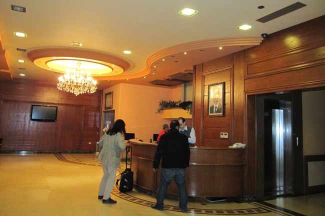 ダマスカスで宿泊したホテルのフロントの光景です。スムーズにチェックインができました。慮個の最初にダマスカス国際空港に到着しましたが、宿泊せずにそのままパルミラに向かいました。