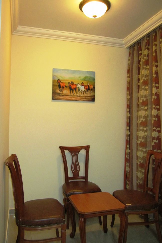 同じく、泊まった部屋の紹介です。3つのベッドがあった部屋ですから、テーブルの周りには椅子も3つ揃えてありました。