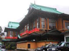 雨が降り続くので、外でのアクティビティはちょっと難しい。
だから、次に向かったのはパン屋さんから歩いて5分の富士屋ホテル。

富士屋ホテルは明治11年に開業したホテルで、開業当初のターゲットは国外からの観光客。
だから、ホテルの外観もなんだか和風だけれどちょっと和風がデフォルメされた不思議な感じ。
外国人がイメージする日本の豪邸のイメージなのかも。
なんとなく映画“千と千尋…”に出てくる湯屋の外観イメージを彷彿とさせる。