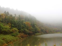 少し雨が小降りになったので、宿へ向かう途中にある精進池へ立ち寄る。
精進池の周りには数多くのお地蔵様がいらして、不思議な場所。

池の周りの木々が少し紅葉し始め、その色がうっすらと水面に映っている。
