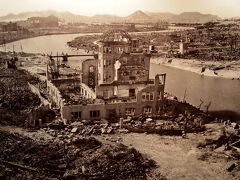 広島平和記念資料館
https://hpmmuseum.jp/
に展示されている被爆後の原爆ドームの写真です。