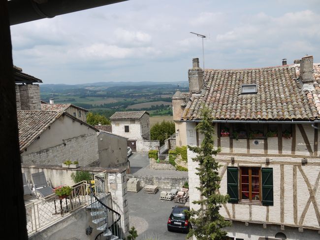 ３番目は、カステルノー・ド・モンミラル（Castelnau-de-Montmiral）に行きました。<br />ここで１泊しましたが、この写真はホテルの部屋の窓から外を撮ったものです。この写真でも分かるように、やはり高台にあります。<br />見て来た範囲でフランスでは、古くからある石造りの建物を雰囲気を保ちつつ修復しながら大切に使うとともに、逆に内部は時代とともに過ごし易いようにリフォームしています。この村もそうした建物の修復が行われていました。<br />（駐車場の情報）<br />村の入り口の下側に２０台分位と道沿いに止めていました。ホテルの宿泊者はホテルの近くに止めることができました。