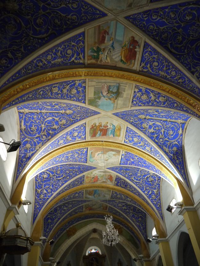 ノートル・ダム・ドゥ・ラサンション教会の内部の天井です。今まで見て来た教会にはなかった雰囲気（色、模様など）の天井でした。外側は修復中らしく足場が組まれていました。