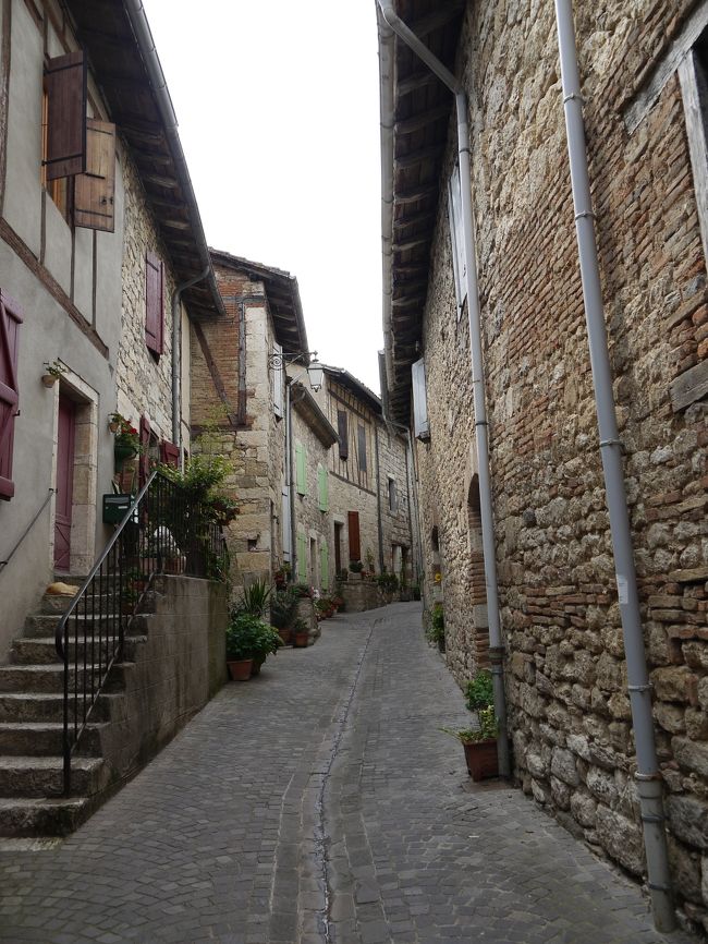 村の裏通り（と思われる）道です。やはりゴミ一つ落ちていない綺麗な道でした。