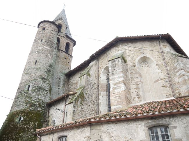 ４番目はモネスティエ（Monesties）です。<br />この村は平地に立地していました。また、観光地化はされておらず、観光客らしき人もほとんど見かけませんでした。写真はサンジャック教会で、スペインのサンディアゴ・デ・コンポステーラへの巡礼者が立ち寄った教会とのことです。<br />（駐車場の情報）<br />村の中心辺りに５０台分くらいありましたが、特に駐車場に関する表示はありませんでした。