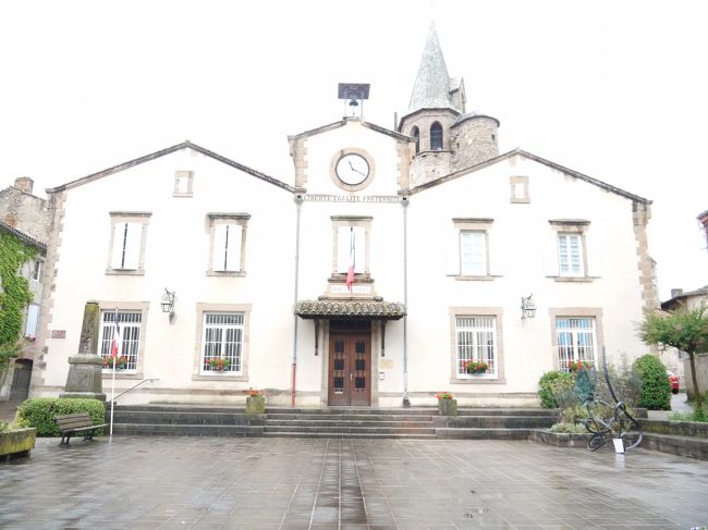 同じ広場の反対側に役場がありました。