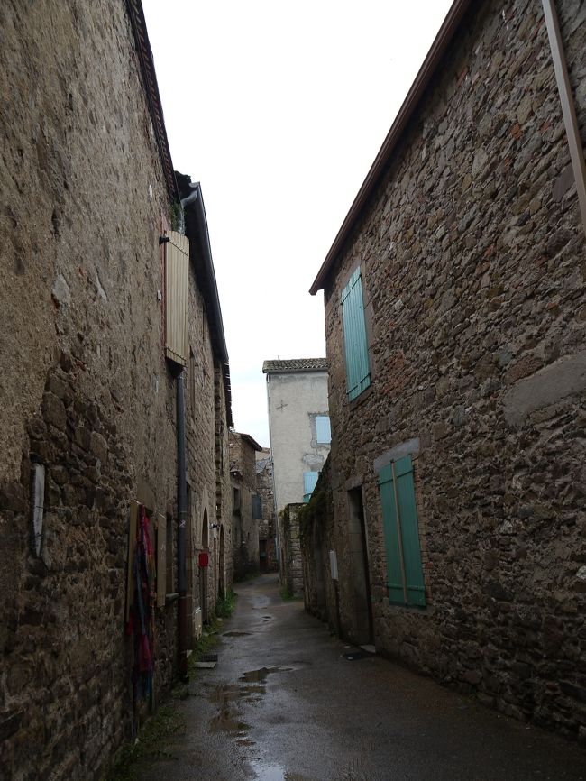 村の裏道（と思います）ですが、この村もゴミひとつ落ちておらず、とても綺麗です。この日は雨が降っていました。これまでの経験では雨が降っても小雨で、大雨にあったことは余りありません。