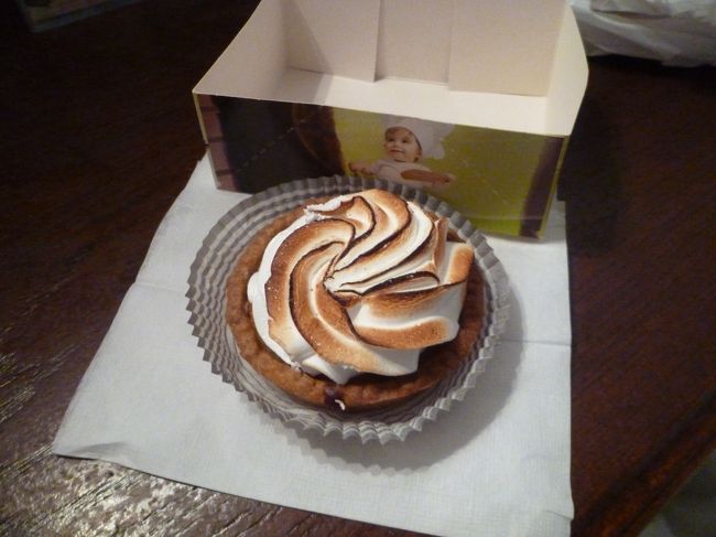 ６：３０起床。<br />外は雨。カルカソンヌで買っていた菓子で朝食。メレンゲ菓子でとっても甘い。