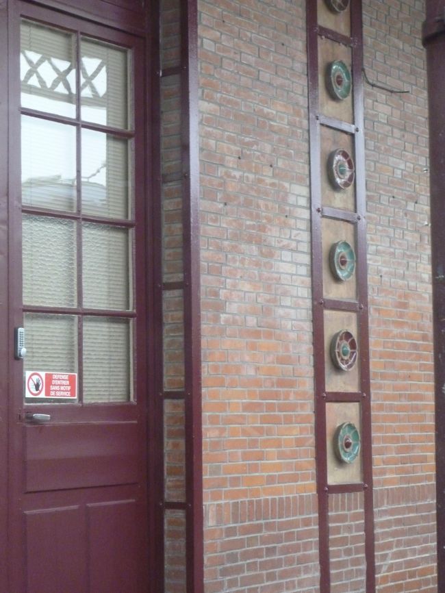 ホームの壁にはこんな装飾が見える。